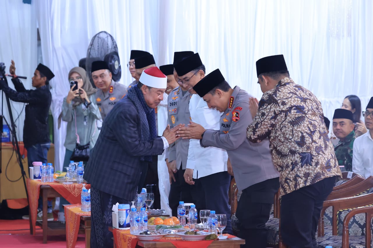 Kapolri Hadiri Haul Pondok Bubtet Pesantren Di Cirebon Ulama Dan Polri