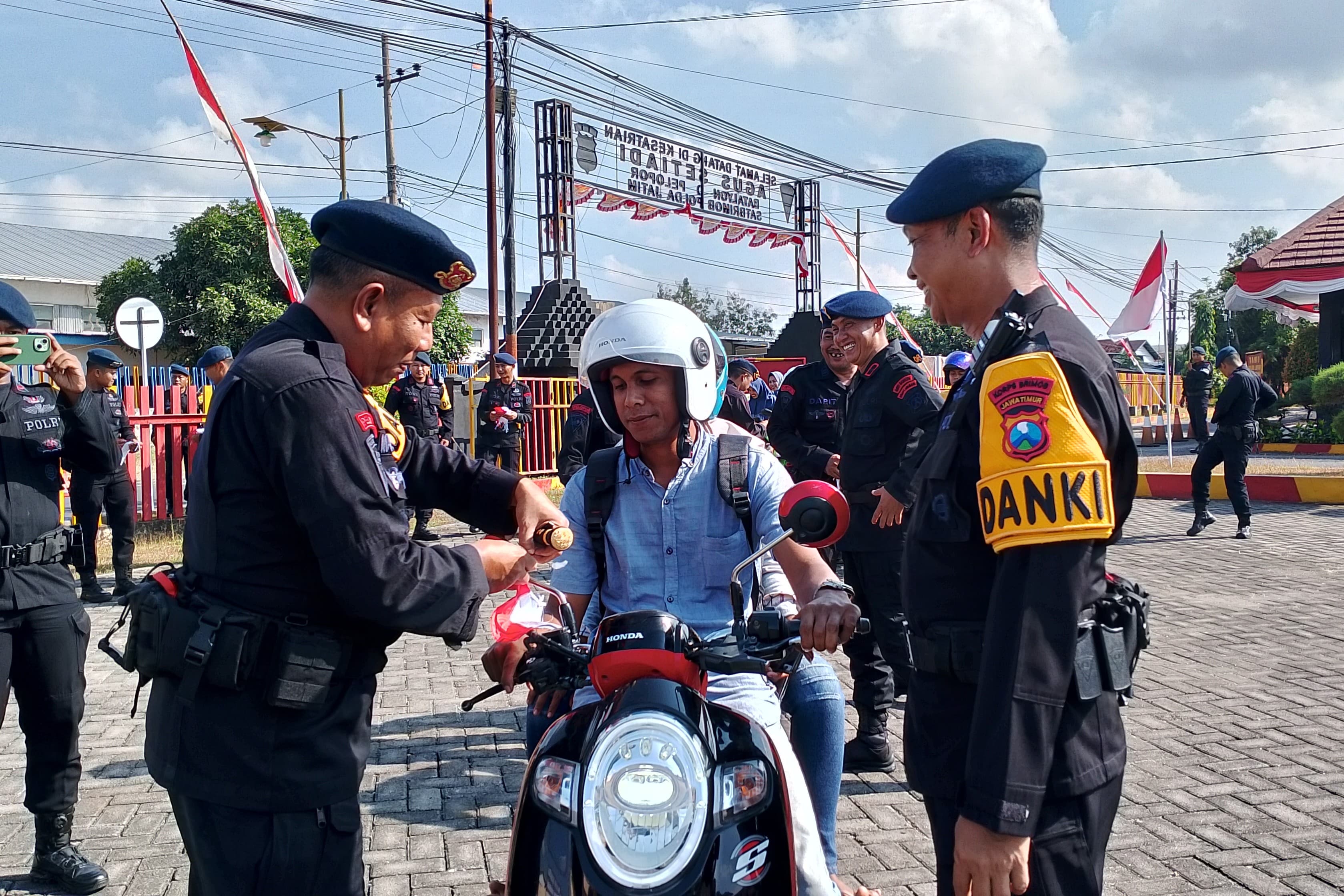 Sambut Hari Kemerdekaan Ri Ke  80 Brimob Polda Jatim Berbagi 2000 Bend