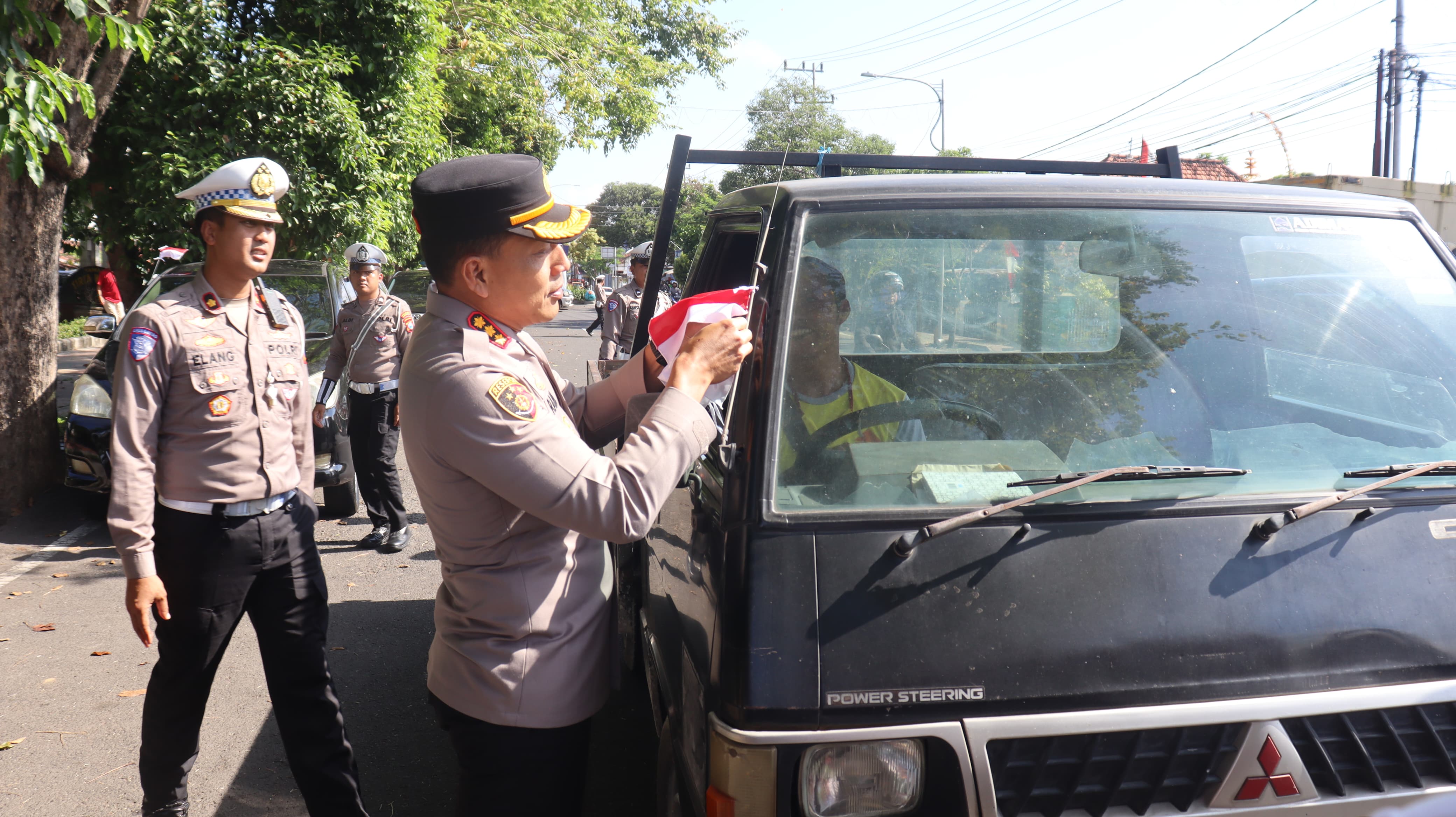 Polresta Banyuwangi Berbagi Bendera Merah Putih Sambut Hut Kemerdekaan