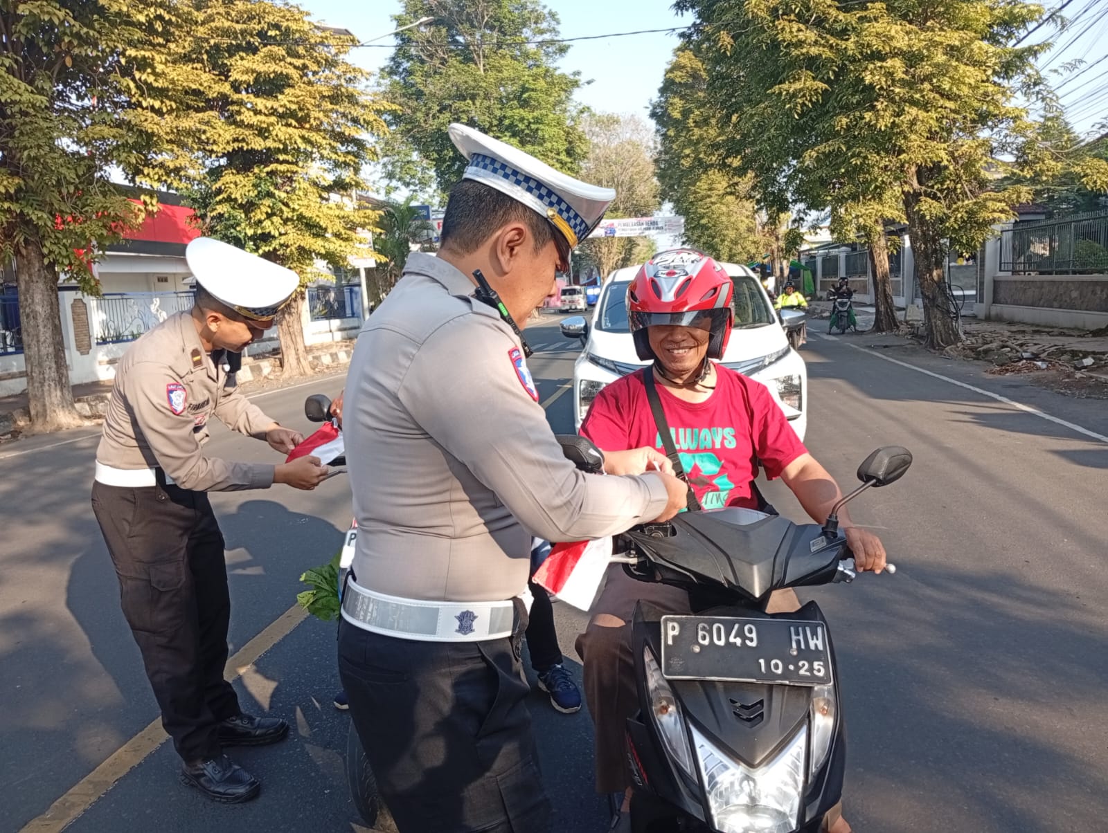 Merah Putih Di Jalanan Jember: Polisi Ajak Warga Sambut Hut Ri Ke 80
