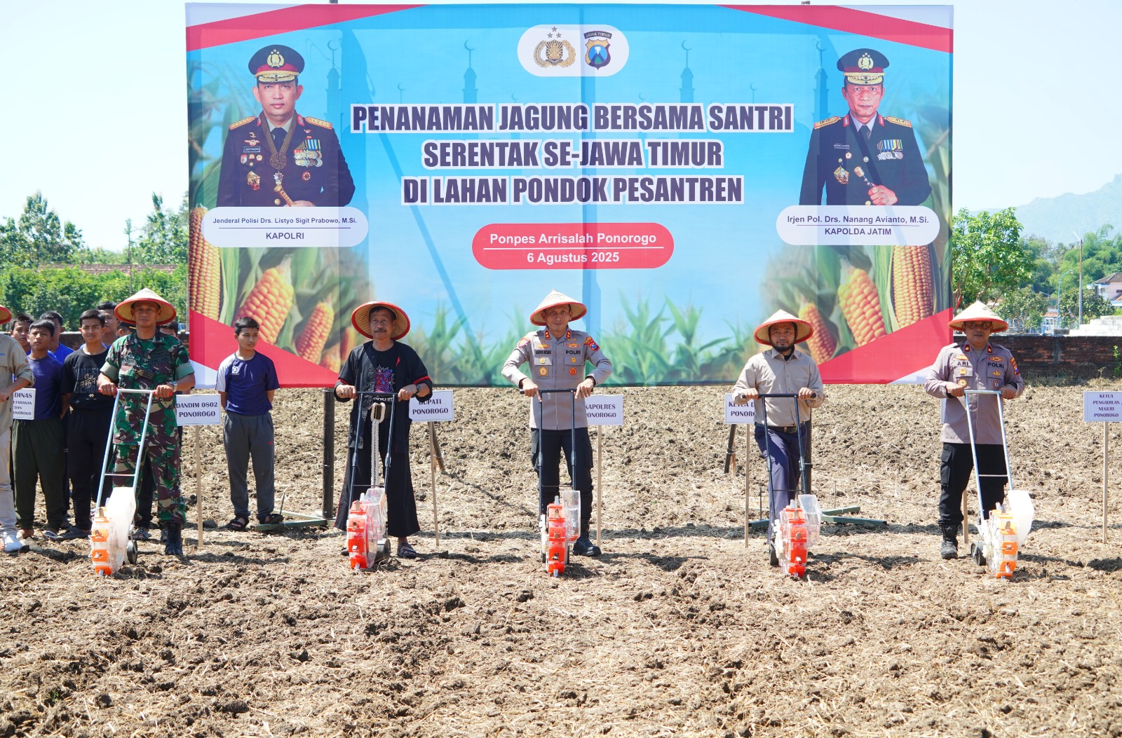 Program Penanaman Jagung Bersama Santri : Polres Ponorogo Gandeng 42 P
