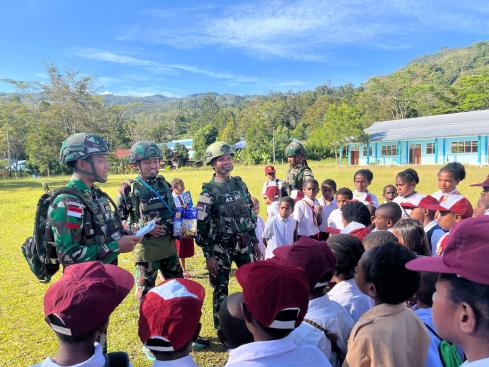 Bagikan Buku Dan Alat Tulis Gratis Satgas Yonif 521 dy Anak Papua Cerd