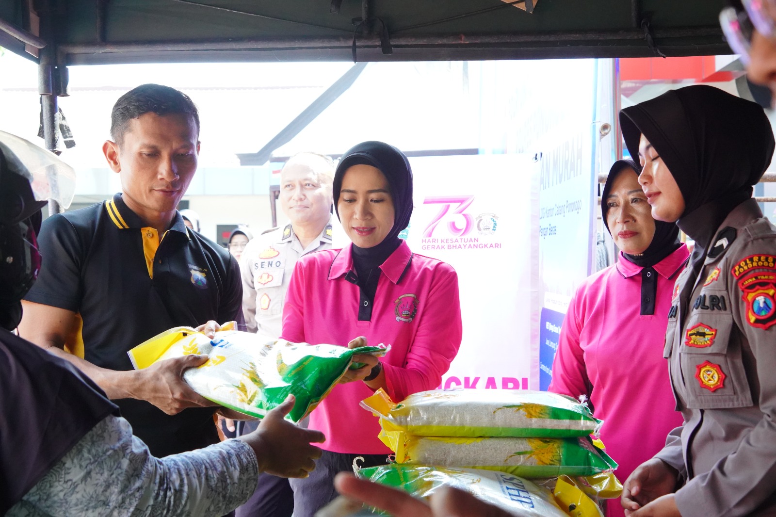 Polres Ponorogo Gelar Pasar Murah, Sediakan 47 Ton Beras Warga Sambut 