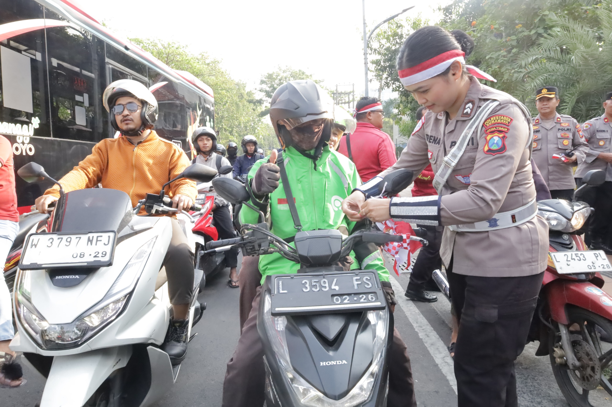 Semarak Merah Putih Sambut Hut Ri Ke 80 Polisi Berbagi 3.600 Bendera D