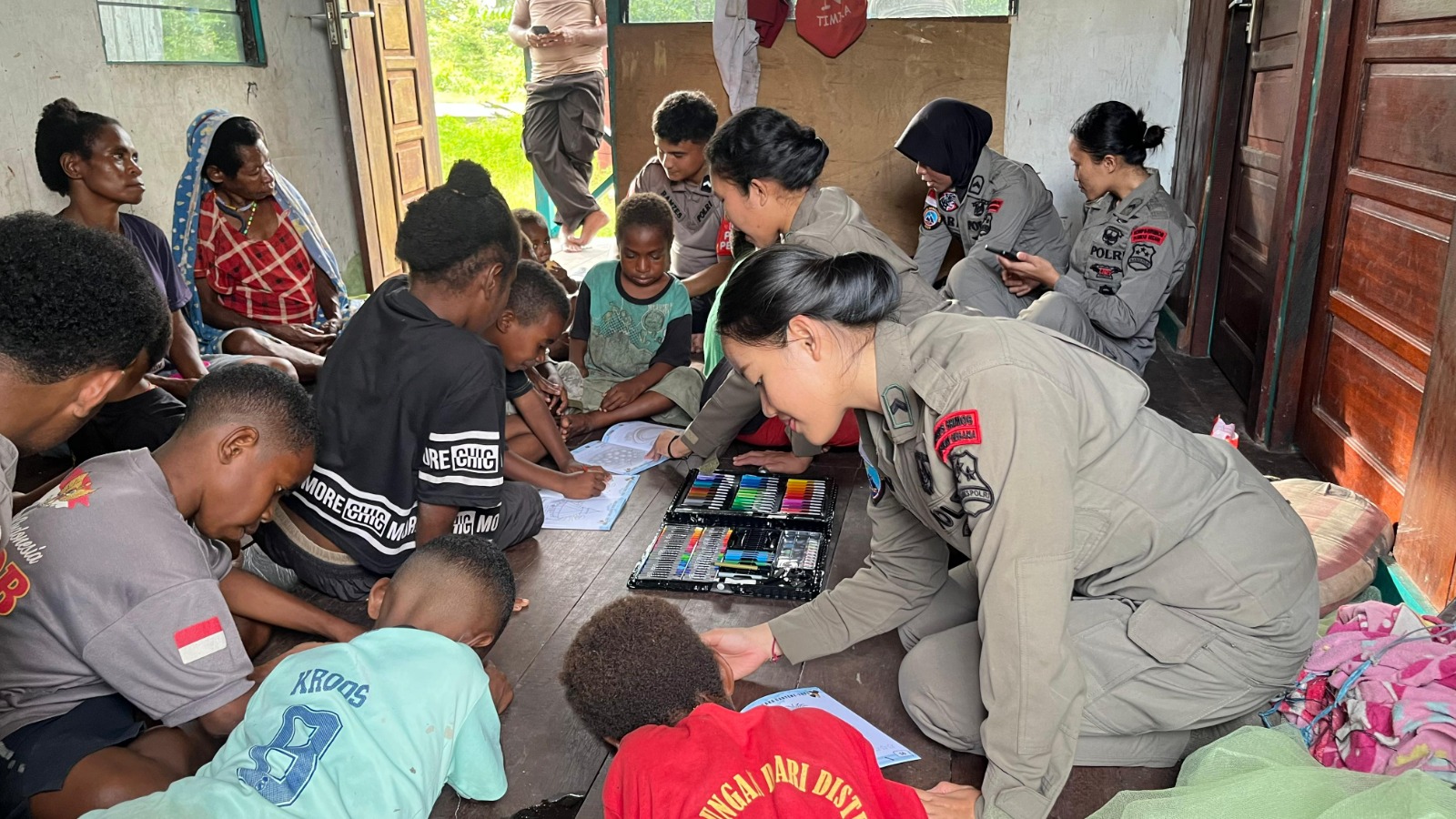 Polri Tanamkan Semangat Belajar Kepada Anak anak Di Kampung Yunad Mela