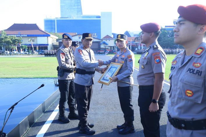 Kapolda Jatim Beri Penghargaan 73 Personel Berprestasi 4 Diantaranya T