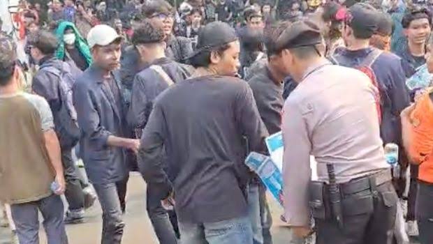 Polisi Bagikan Air Mineral Kepada Massa Demo Di Senayan