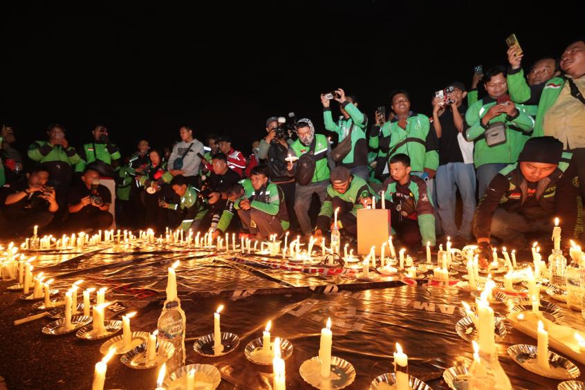 Driver Ojol Gelar Aksi Damai 1000 Lilin Di Depan Mapolda Jatim