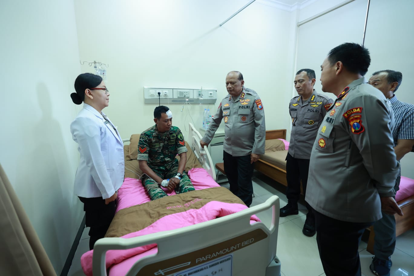 Kapolda Jatim Kunjungi Petugas Yang Luka Saat Amankan Unjuk Rasa Di Gr
