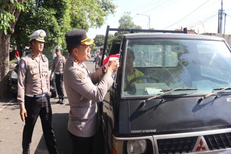 Polresta Banyuwangi Berbagi Bendera Merah Putih Sambut HUT Kemerdekaan