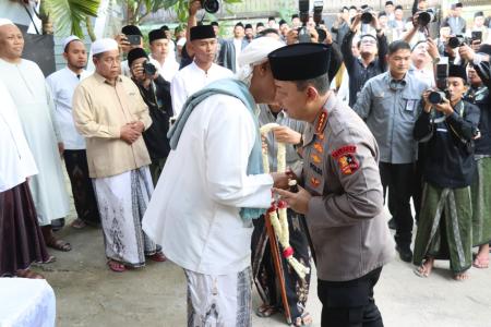 Kapolri Silaturahmi ke Ponpes AlHamidy Banyuanyar Tekankan Sinergitas 
