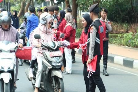 Dorong Semangat Nasionalisme Kapolres Bangkalan Bagi  bagi Bendera Mer