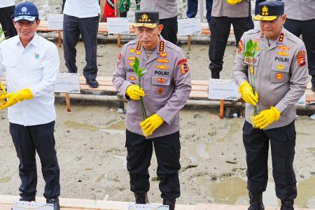Tanam Mangrove di Kalbar Kapolri Jaga Lingkungan untuk Masa Depan Anak