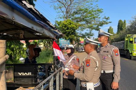 Ribuan Bendera Merah Putih Dibagikan oleh Polres Probolinggo untuk War