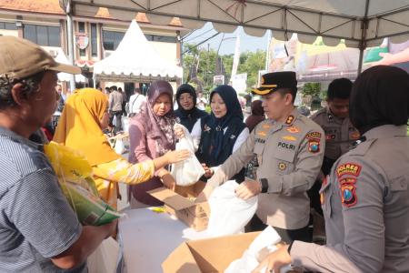 Gelar Bazar Polres Blitar Dukung Gerakan Pangan Murah Salurkan Beras S