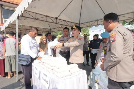 Gerakan Pangan Murah Polres Bojonegoro Disambut Antusias Warga 30 Ton 