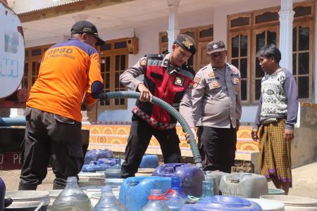 Polsi Peduli  Polres Probolinggo Gandeng BPBD Distribusikan Air Bersih