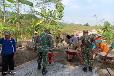 Kodim 0707Wonosobo Tancap Gas Pengerasan Jalan Penghubung Dua Dusun di