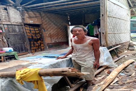 Rumah Sebagian telah  Roboh Bapak Jumri di Lebak Bertahan Hidup di Ten