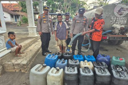 Polres Probolinggo dan BPBD Salurkan Air Bersih untuk Warga  Tegalsiwa