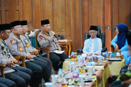 Kunjungi 2 Ponpes di Jatim Kapolri Amanat Presiden Menjaga Kerukunan 