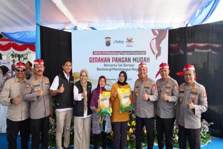 WakapolriBeriPerhatianKhususKepadaBiarawatidanLansiaSaatBaktiSosialdiP