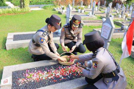 Polwan Mabes Polri Gelar Ziarah dan Tabur Bunga di TMP Kalibata Pering