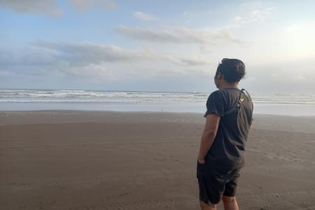 Samudra Menjadi Saksi Bahwa Cinta Kita Telah Usai