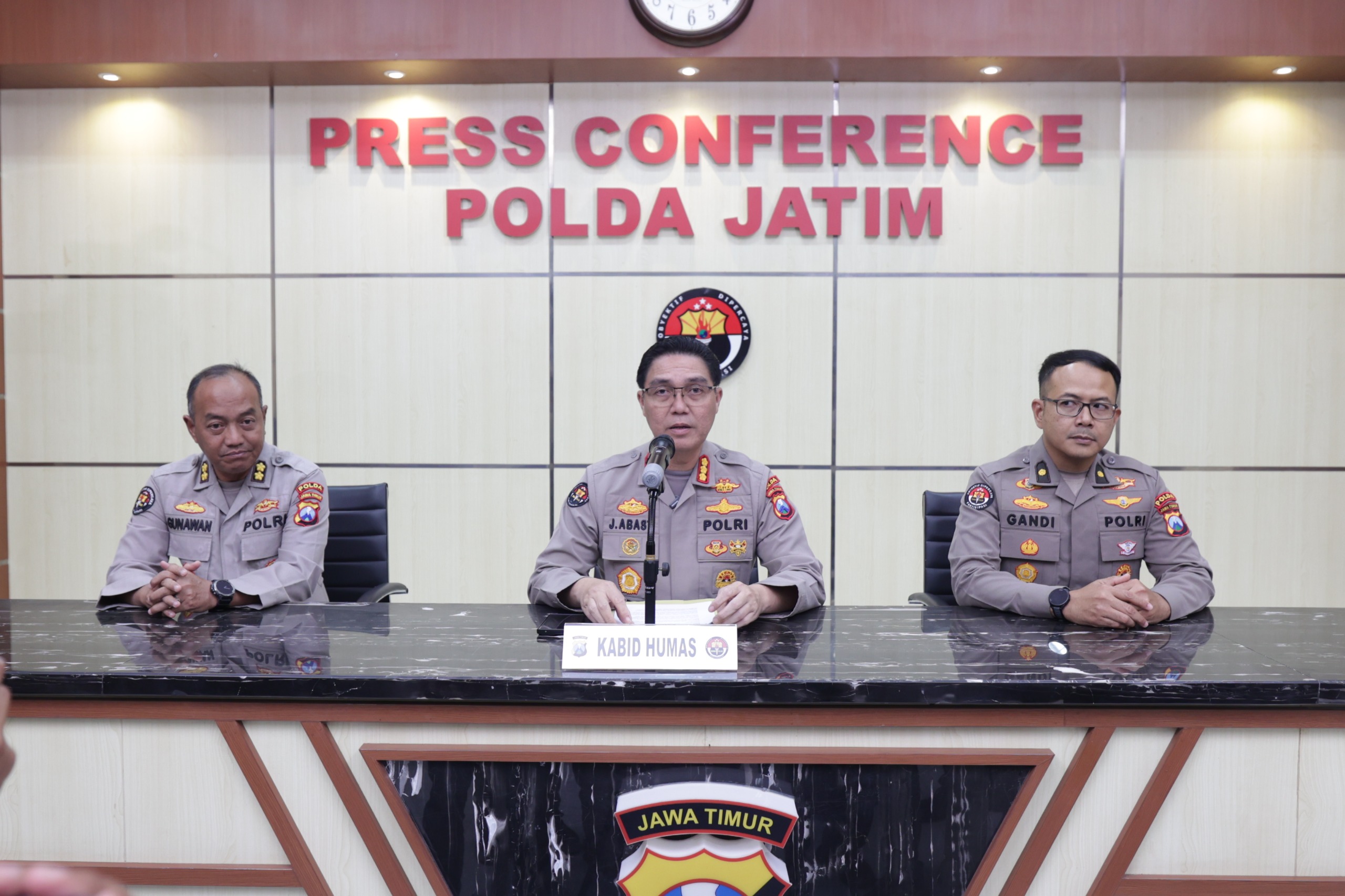Puluhan Personel Polri Terluka Saat Amankan Aksi Anarkis Di Jawa Timur