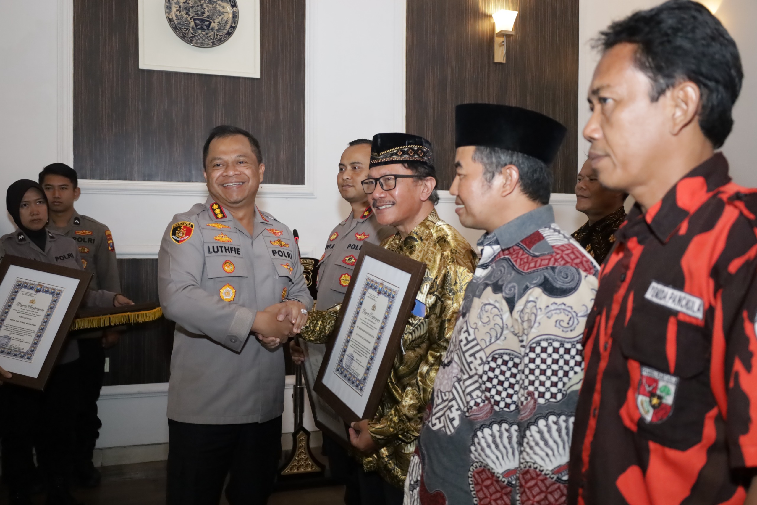 Kapolrestabes Surabaya Beri Penghargaan Kapolsek Wonokromo Dan Toga To