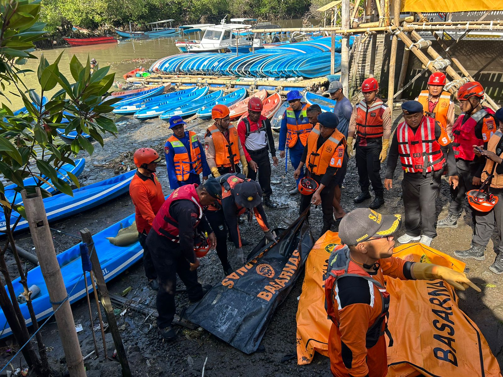Tim Sar Ditpolairud Polda Bali Temukan Empat Perempuan Korban Banjir