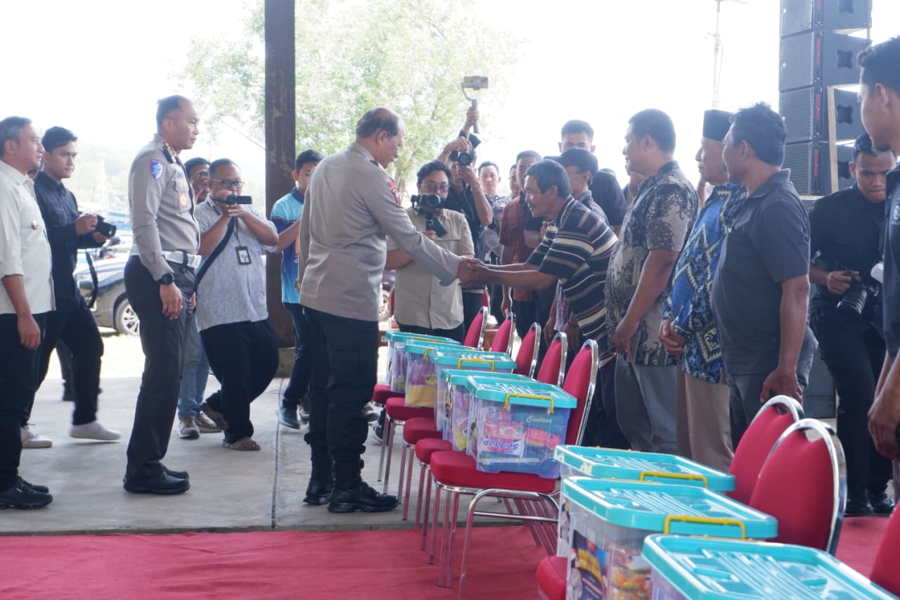 Kapolda Jatim Serahkan Bantuan Sembako Untuk Nelayan Pacitan Di Hari L