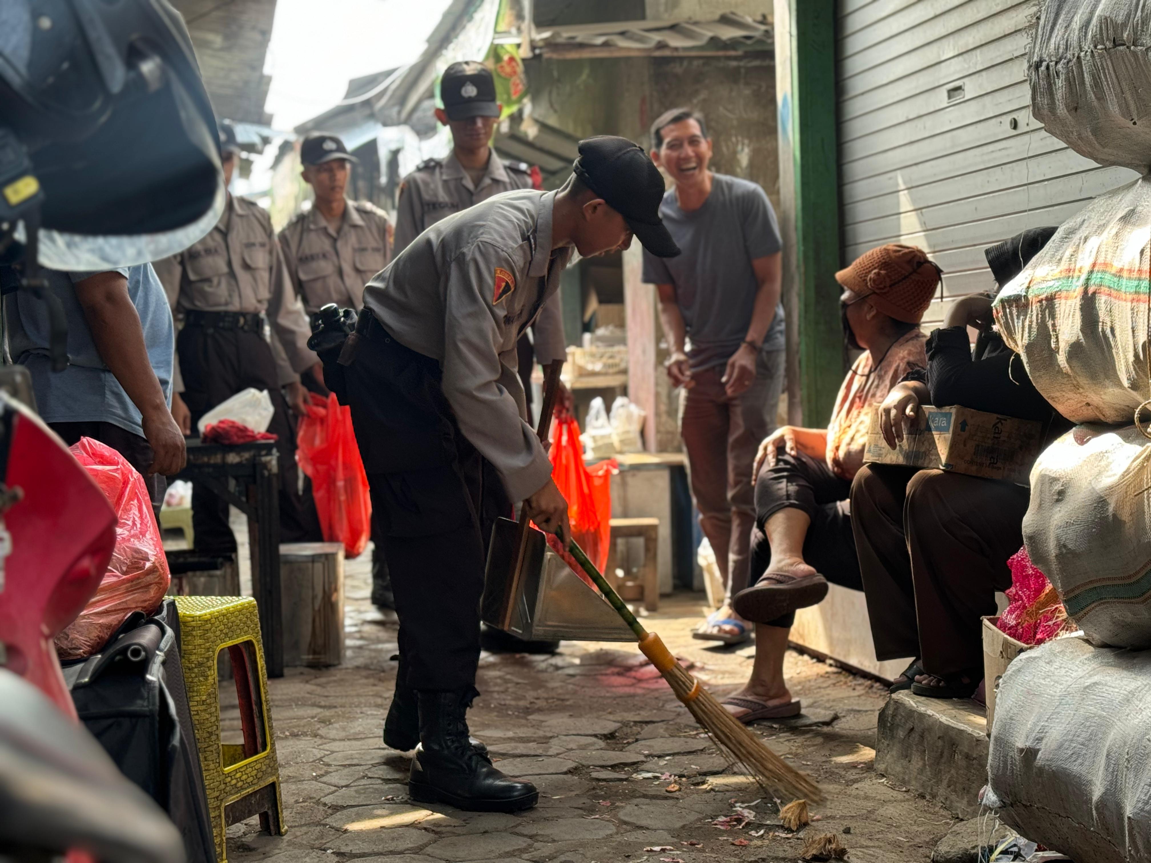 Siswa Diktukba Polri Spn Polda Jatim Punguti Sampah Di Pasar Mojokerto