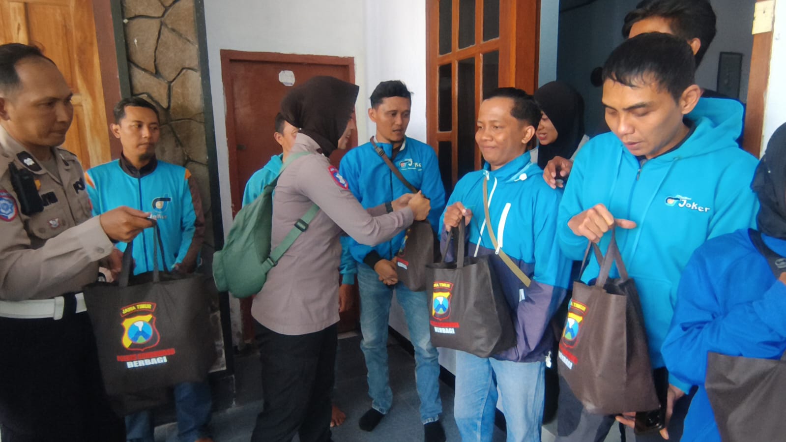 Polri Untuk Masyarakat : Polres Bondowoso Berbagi Sembako Untuk Ojol S