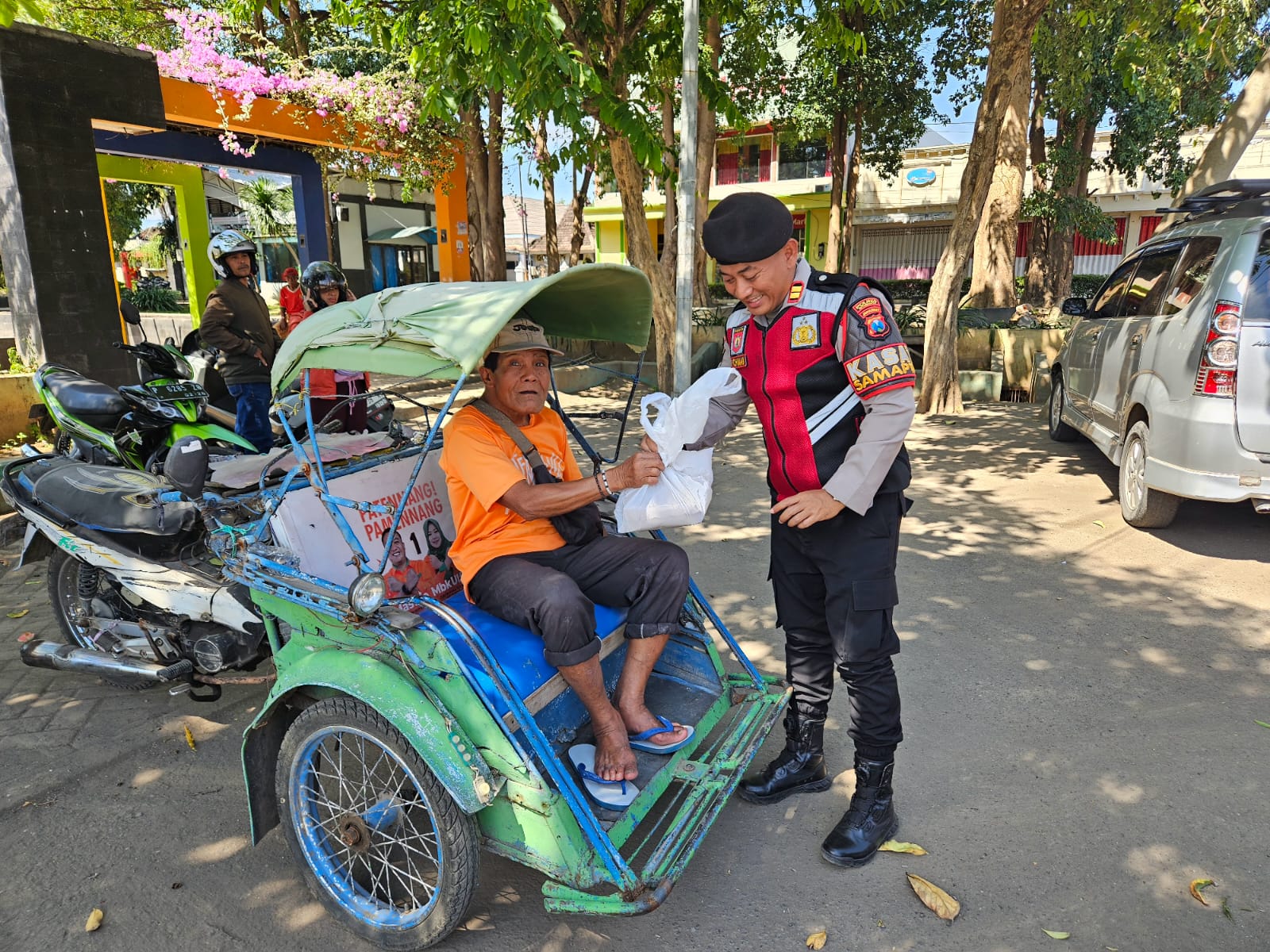 Polisi Patroli Sambil Berbagi Nasi Kotak Program Pasabber Polres Situb