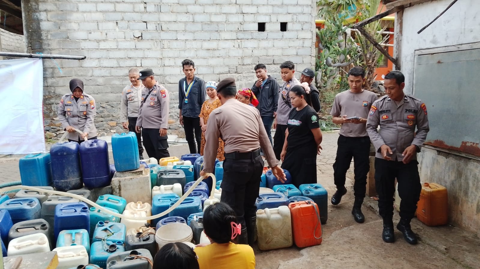 Polres Pasuruan Dan Pmii Salurkan 6.000 Liter Air Bersih Ke Desa Karan