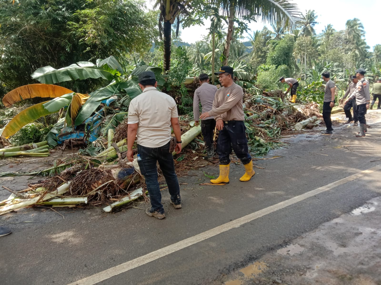 Polisi Bersama Bpbd Tangani 2.228 Jiwa Terdampak Banjir Di Malang Sela