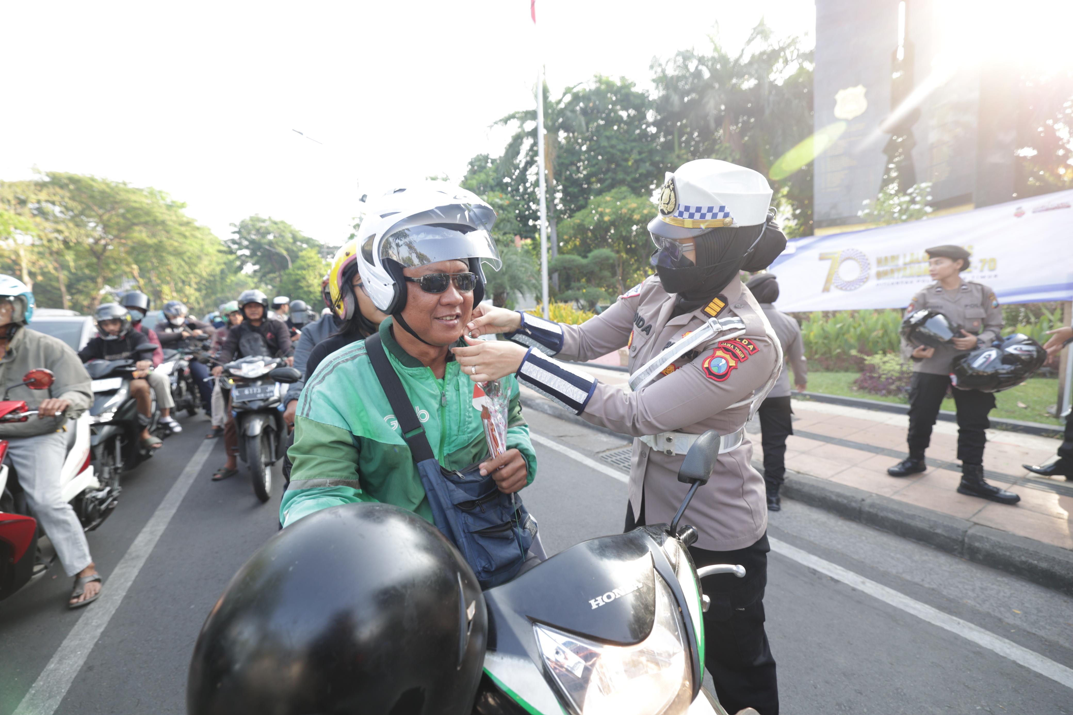 Gatur Lalin Sambil Berbagi Helm Dan Cokelat Polwan Polda Jatim Peringa