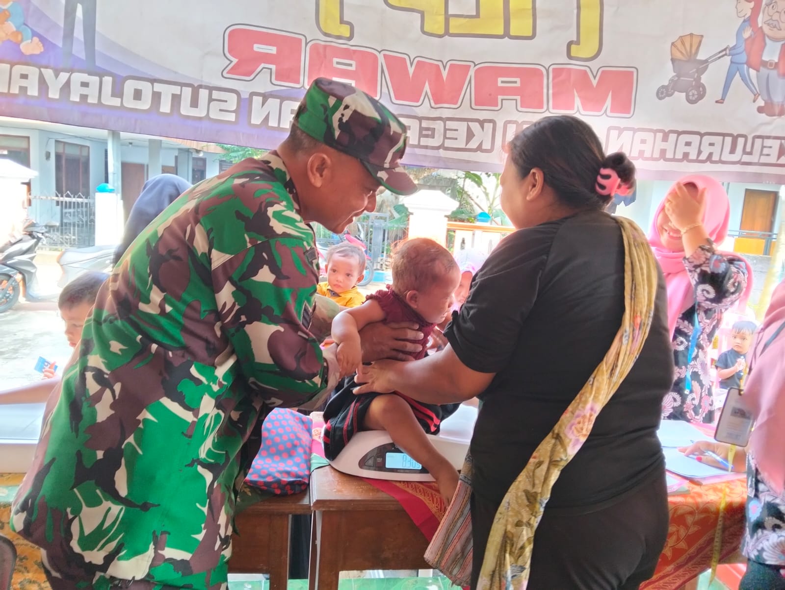 Babinsa Kelurahan Jegu Dampingi Kegiatan Posyandu Percepatan Penangana