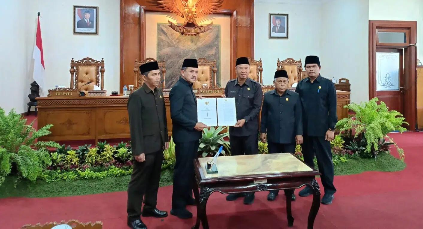 Rapat Paripurna Dprd Tulungagung, Bupati Gatut Sunu Usung 8 Program St