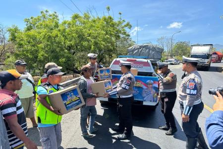 Hari Lalu Lintas Bhayangkara ke70 Polres Situbondo Berbagi Sembako dan