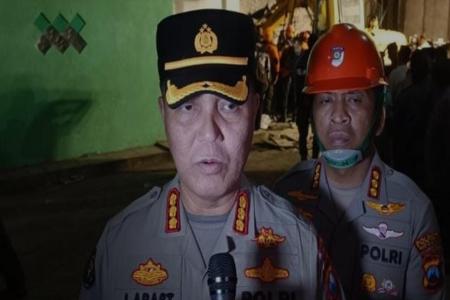 Polda Jatim Bantu Evakuasi Korban Runtuhnya Bangunan Pesantren di Sido