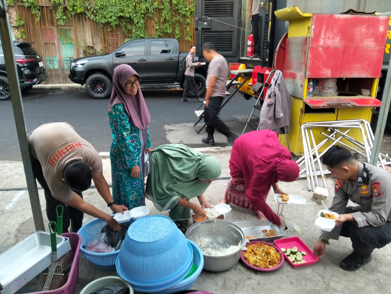 Polda Jatim Dirikan Dapur Lapangan Di Ponpes Al Khoziny Sidoarjo