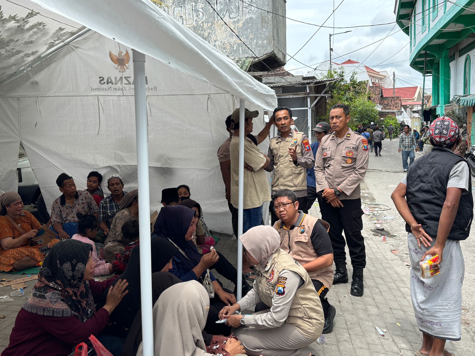 Polda Jatim Beri Trauma Healing Korban Runtuhnya Bangunan Ponpes Al kh