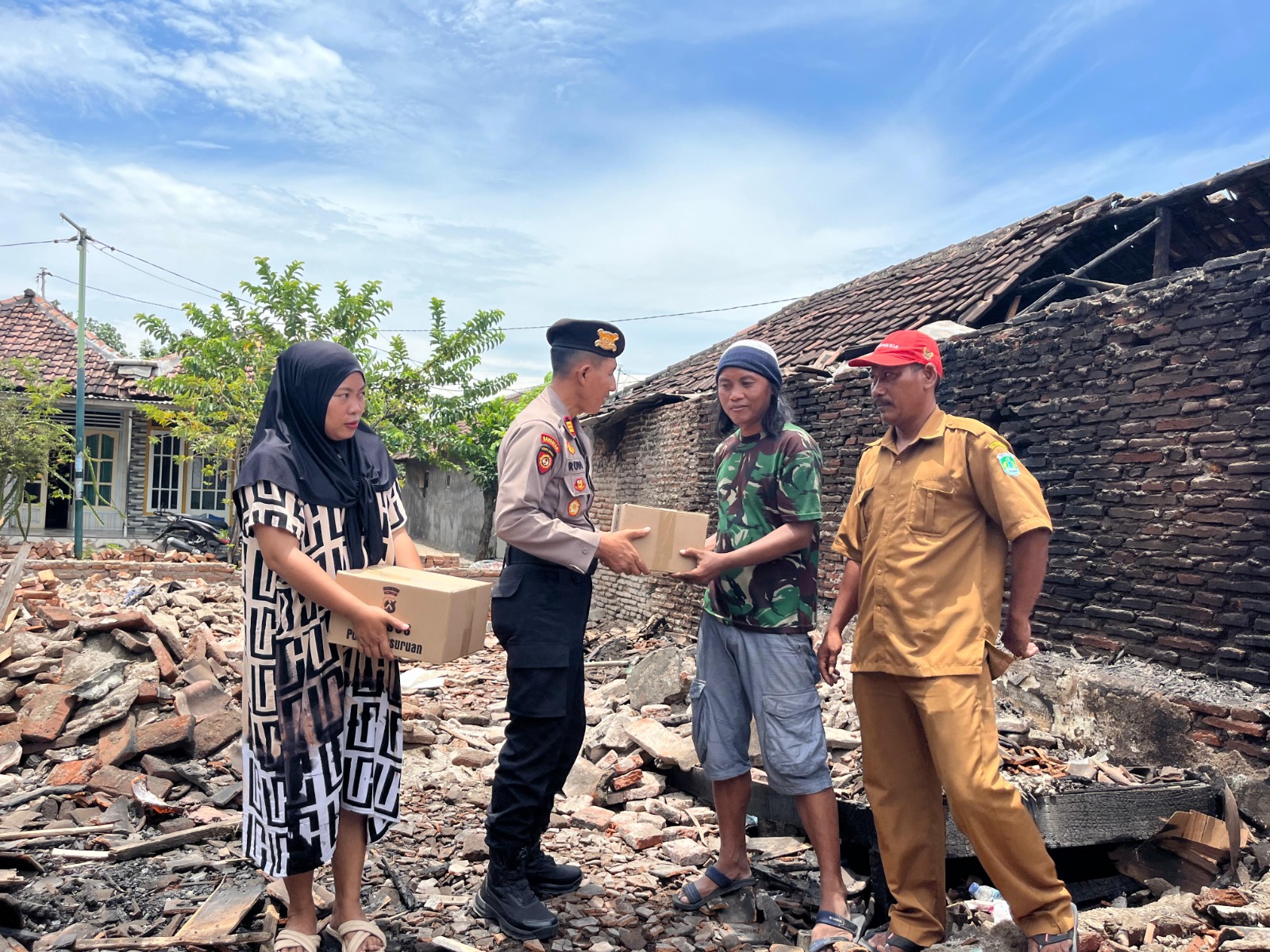 Polres Pasuruan Salurkan Bantuan Untuk Korban Kebakaran Di Rembang