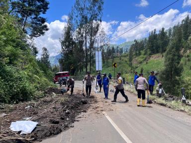 Aksi Cepat Tanggap Polres Probolinggo Tangani Tanah Longsor Di Jalur B