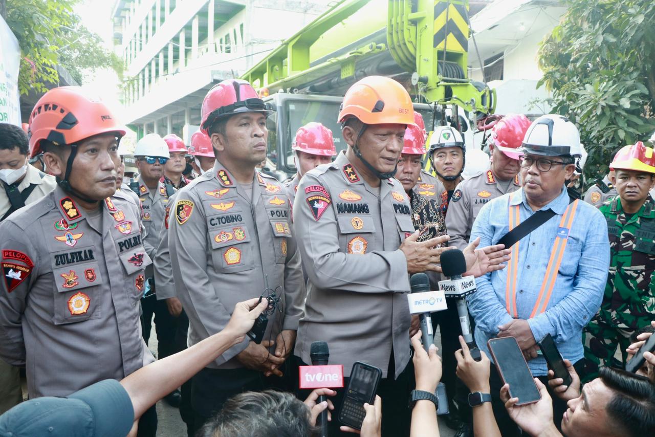 Kapolda Jatim Tinjau Evakuasi Korban Robohnya Bangunan Ponpes Al Khozi