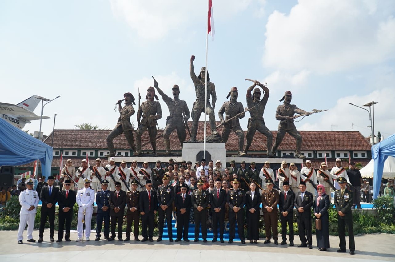 Kodim 0808 blitar Gelar Upacara Hut Ke 80 Tni Di Monumen Peta, Teguhka