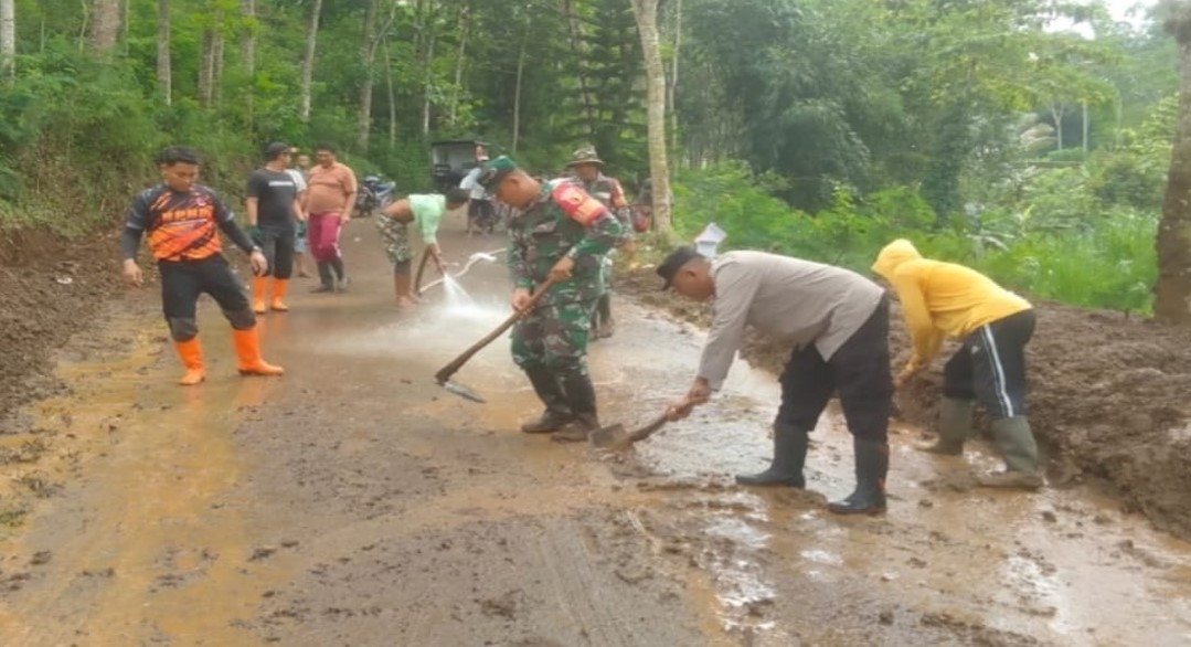 Babinsa Koramil 0808 13 Doko Bersama Warga Gotong Royong Bersihkan Mat