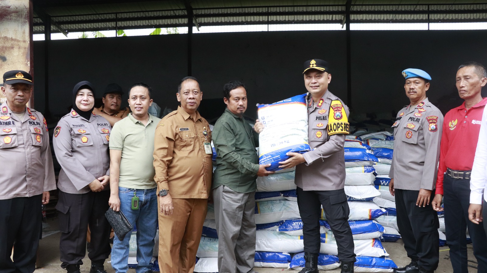 Dukung Program Asta Cita, Kapolres Sumenep Salurkan Bantuan 67,710 Ton